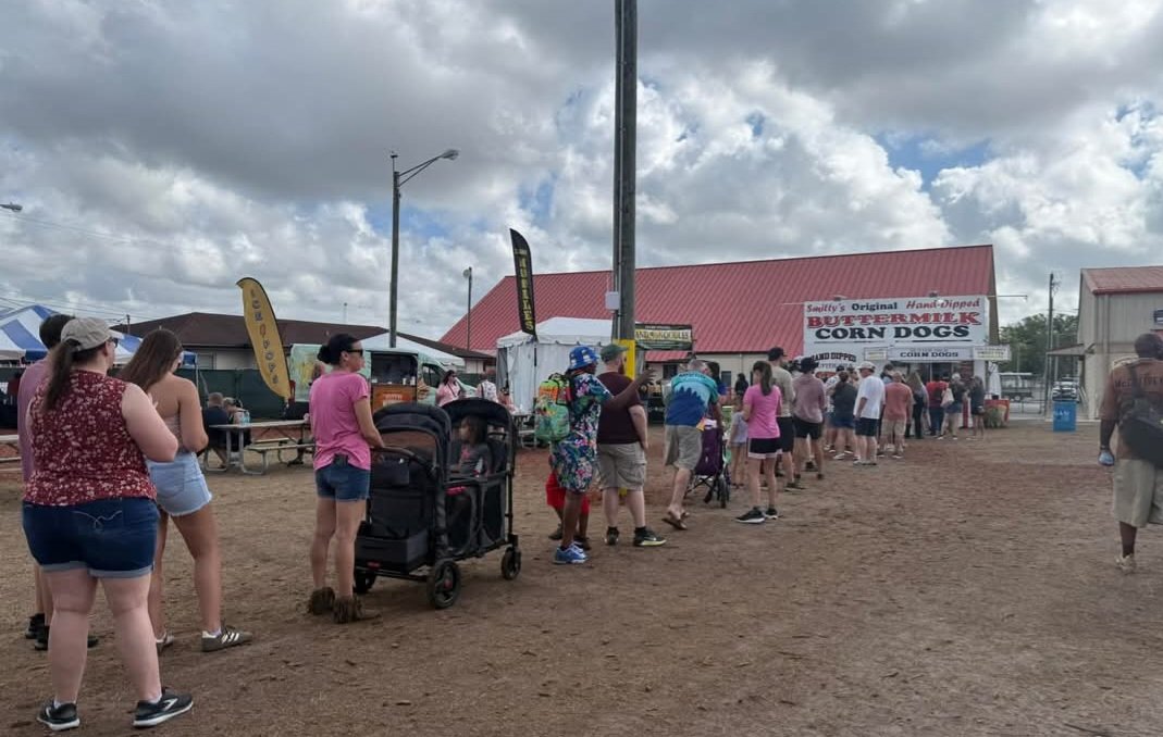 Long line at Smitty's corn dog stand at the Clay County Fair